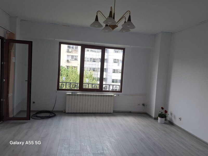 Nerva Traian, Mircea Voda, 3 camere decomandat, stradal.
